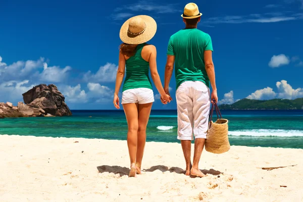 Couple on a beach at Seychelles — Stock Photo, Image