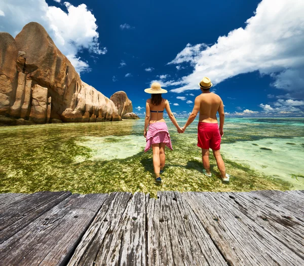 Seyşel Adaları, bir plajda couple — Stok fotoğraf