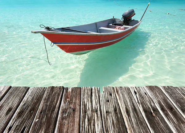 Nádherná pláž s motorový člun — Stock fotografie