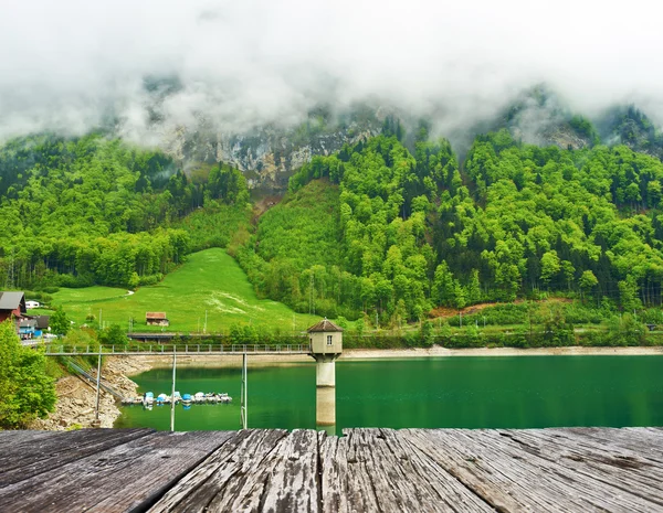 Prachtige smaragdgroene bergmeer in Zwitserland — Stockfoto