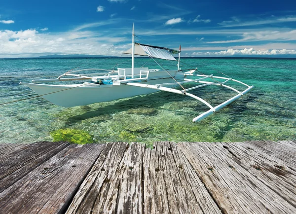 Bela praia com barco — Fotografia de Stock