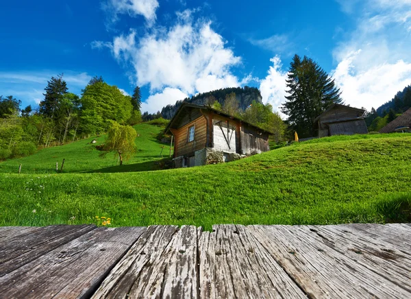 Chalé suíço em alpes — Fotografia de Stock