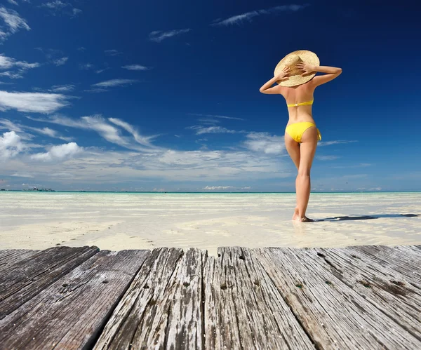 Flicka på en tropisk strand — Stockfoto