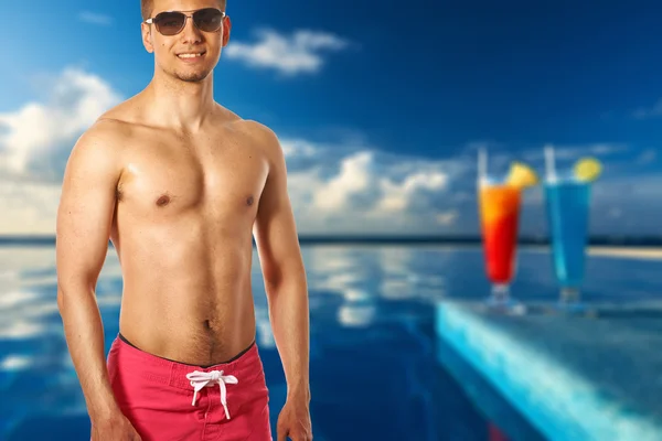 Man på tropisk pool — Stockfoto