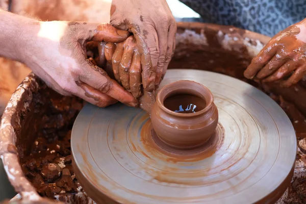 Manos trabajando en la rueda de cerámica — Foto de Stock
