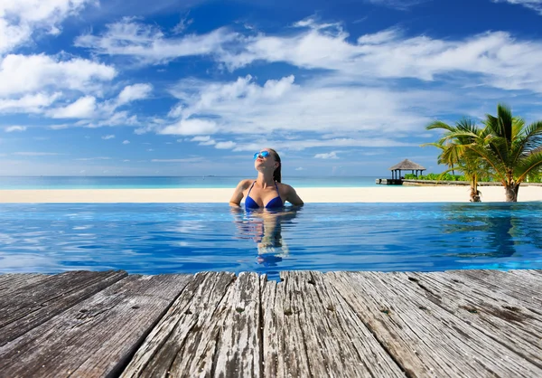 Woman at the swimming pool — Stock Photo, Image