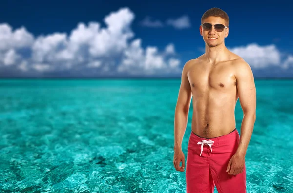 Uomo sulla spiaggia tropicale — Foto Stock