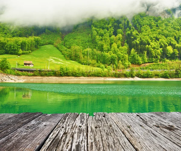 Schöner smaragdgrüner Bergsee — Stockfoto