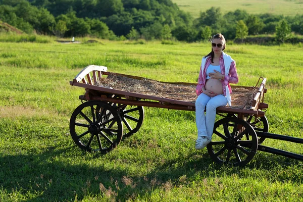 Těhotná žena venku — Stock fotografie