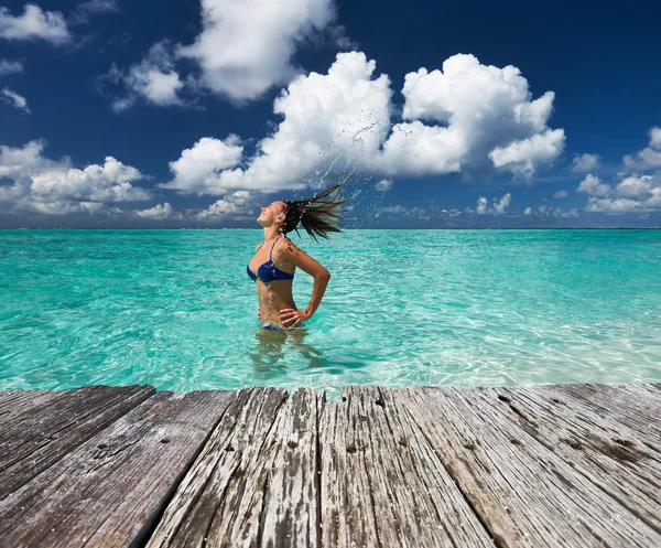 Femme éclaboussant l'eau — Photo