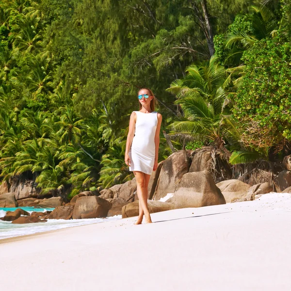 Woman wearing dress on beach — Stock Photo, Image