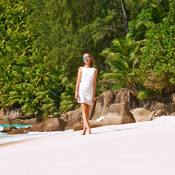 Mulher vestindo vestido na praia — Fotografia de Stock