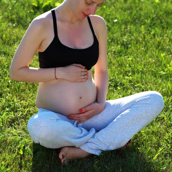 怀孕的女人户外 — 图库照片