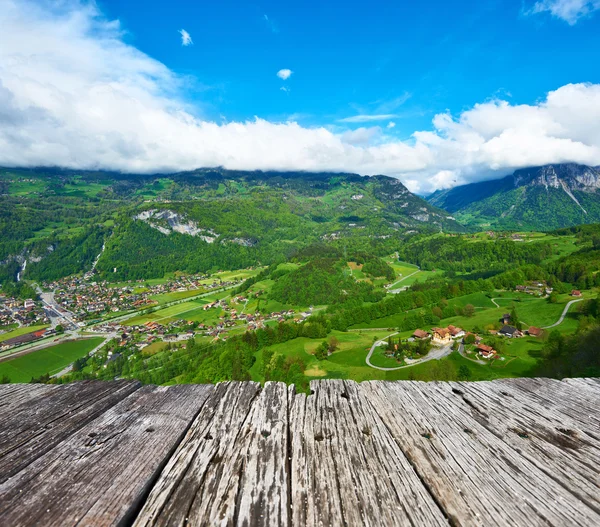 Schweizer Dorf an den Alpen — Stockfoto