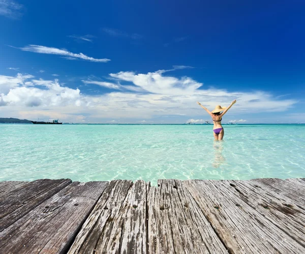 Fille sur la plage tropicale — Photo