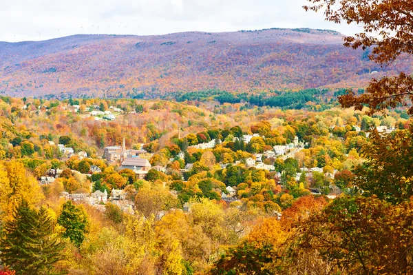 Paesaggio autunnale con piccola città — Foto Stock