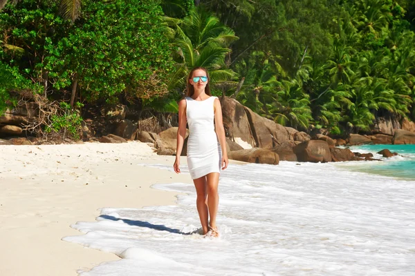 Frau am Strand der Seychellen — Stockfoto