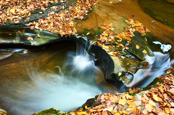 Jeskyně vodopád v Watkins Glen státní park — Stock fotografie