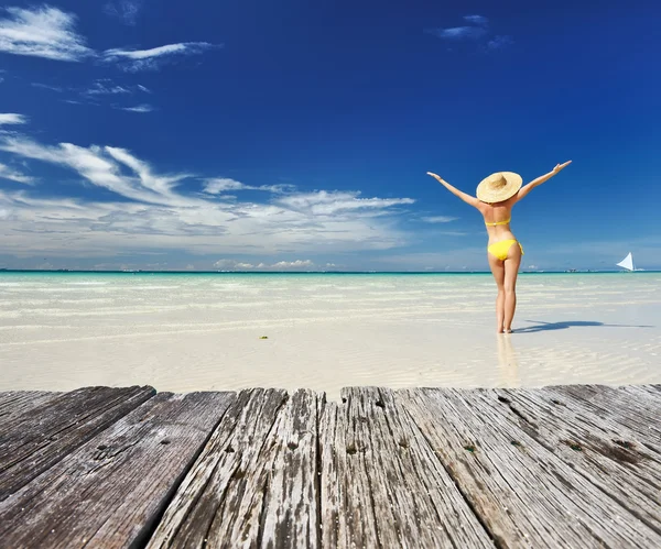 Girl on tropical beach — Stock Photo, Image