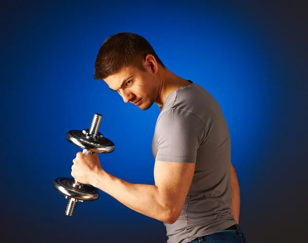 Hombre haciendo ejercicio con mancuerna —  Fotos de Stock