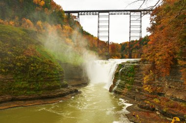 Şelaleler ve gorge sonbahar sahne