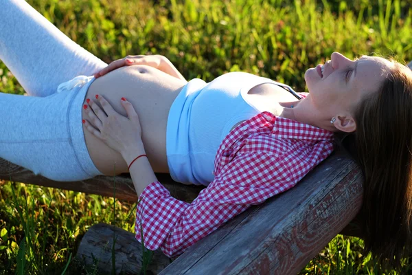 Těhotná žena venku — Stock fotografie