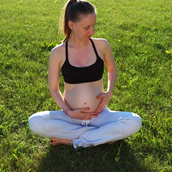 Terhes nő szabadban — Stock Fotó