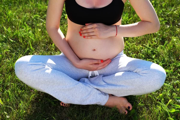 Pregnant woman outdoors — Stock Photo, Image