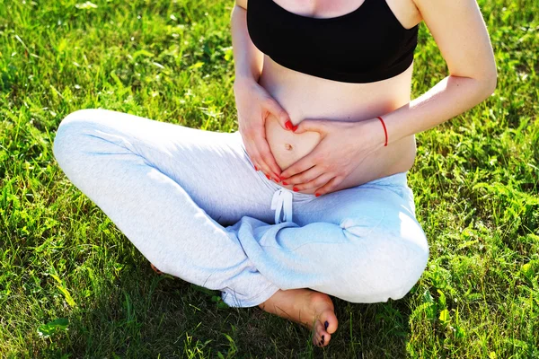 Mujer embarazada al aire libre — Stockfoto