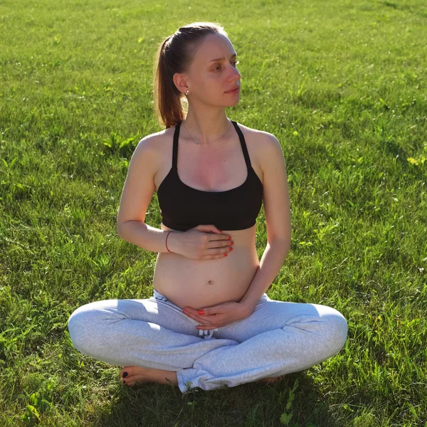 Hamile kadın açık havada — Stok fotoğraf