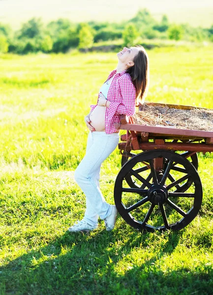 怀孕的女人户外 — 图库照片