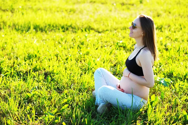 Schwangere im Freien — Stockfoto