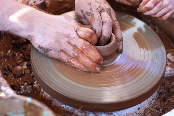 Manos trabajando con arcilla — Foto de Stock