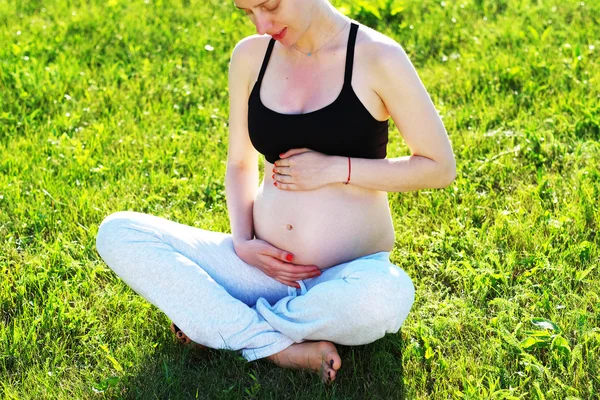 Mujer embarazada al aire libre — Stockfoto