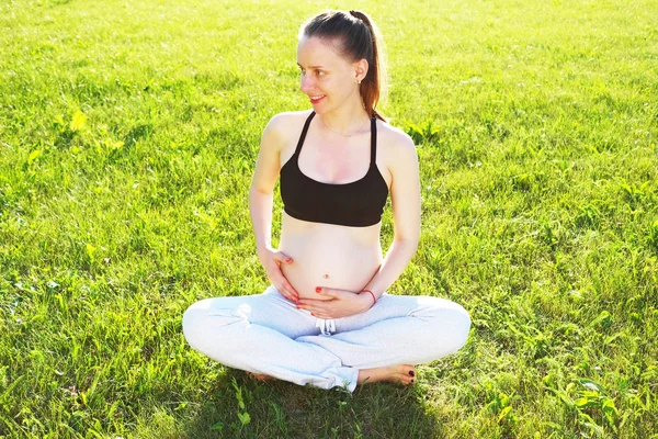 Femme enceinte à l'extérieur — Photo