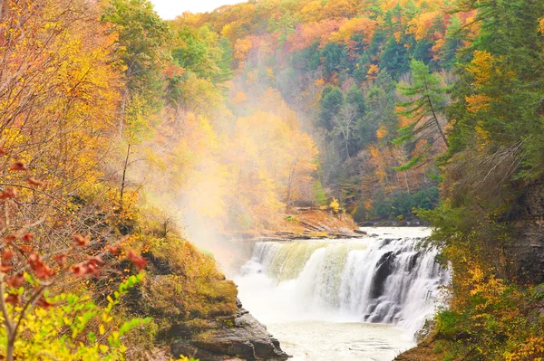 Höstens scen av vattenfall och gorge — Stockfoto