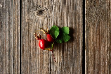 Kuşburnu ahşap arka plan üzerinde