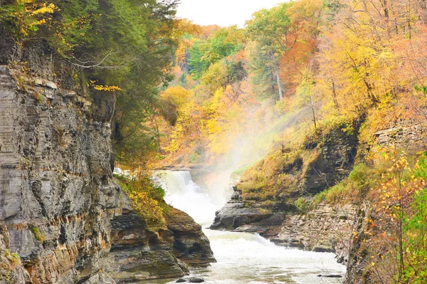 Cena de outono de cachoeiras e desfiladeiro — Fotografia de Stock