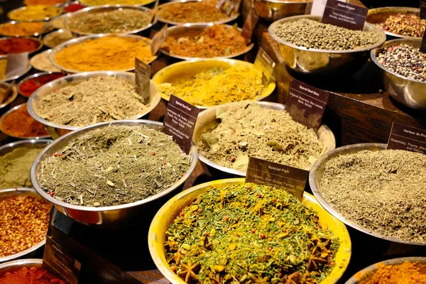 Verscheidenheid van kruiden in markt — Stockfoto