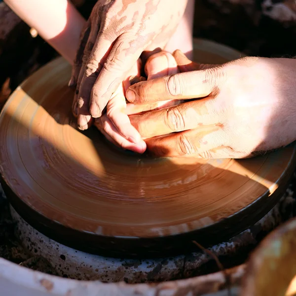 Manos trabajando en la rueda de cerámica —  Fotos de Stock