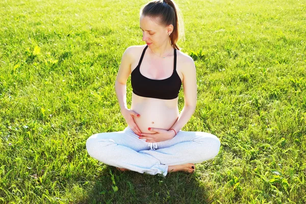 Mujer embarazada al aire libre — Foto de Stock