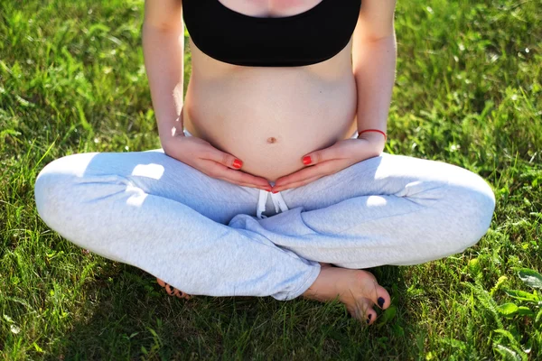 Pregnant woman outdoors — Stock Photo, Image