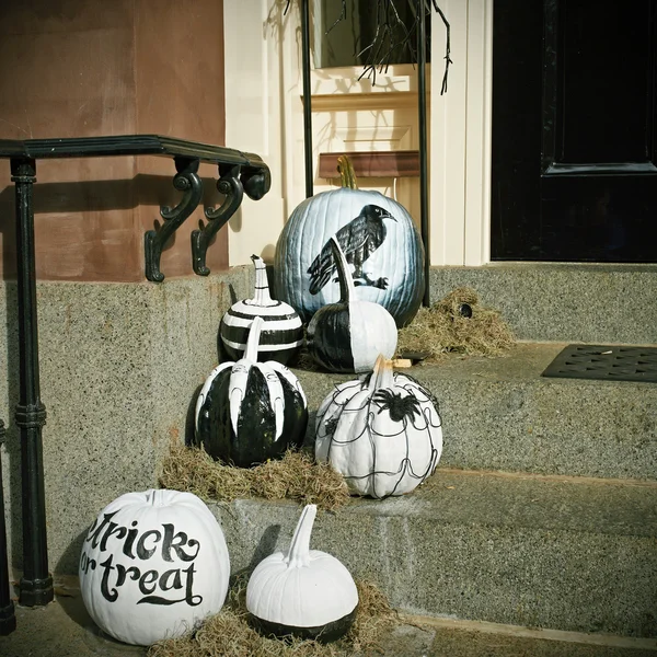 Calabazas cerca de la puerta para Halloween — Foto de Stock