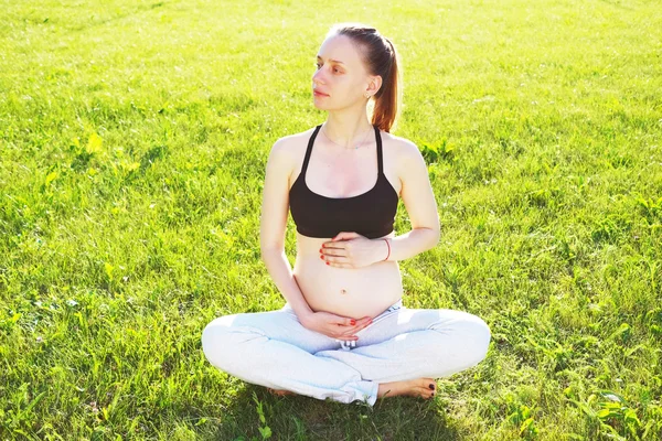 Mujer embarazada al aire libre — Stockfoto