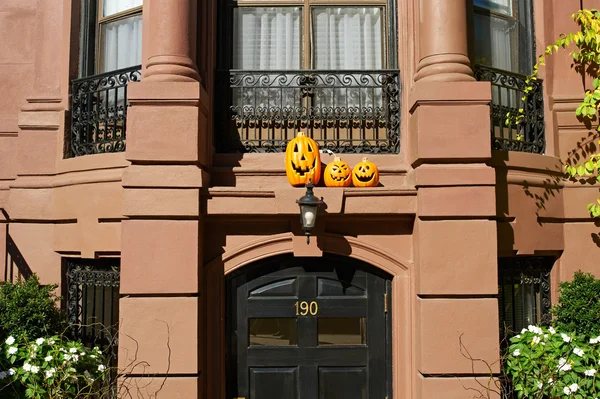 Calabazas cerca de la puerta para Halloween — Foto de Stock