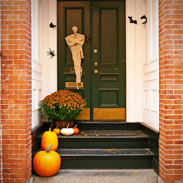 Pumpkins near the door for Halloween — Stock Photo, Image