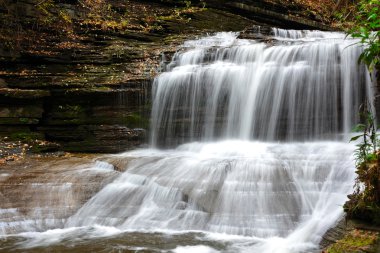 Sonbahar sahne şelaleler
