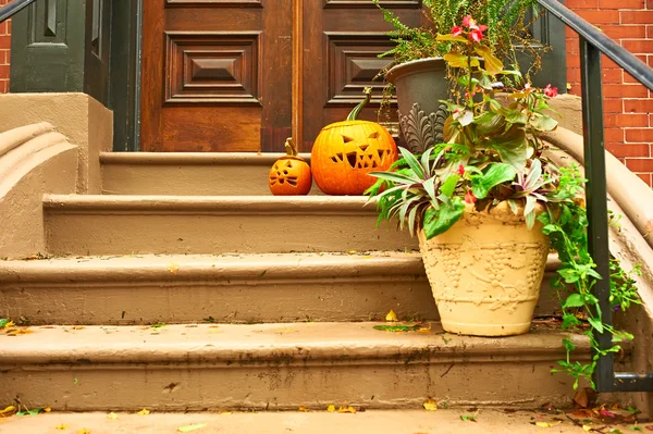 Zucche vicino alla porta per Halloween — Foto Stock