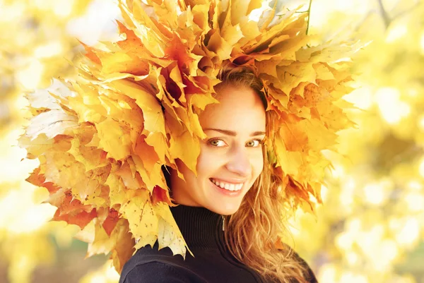 Dívka s podzimní věnec — Stock fotografie