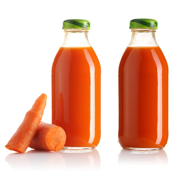 Морковный сок в бутылках — стоковое фото